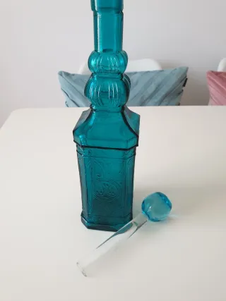 Botella de cristal azul vintage