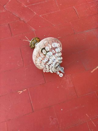 Lámpara de araña dorada y blanca