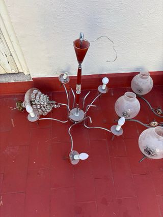 Lámpara de araña dorada y blanca