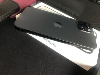 Vendo iPhone 15 de 256 gb con batería al 84%.