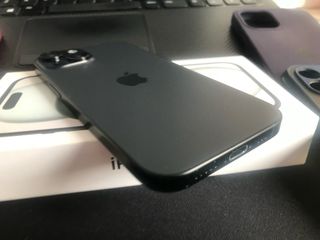 Vendo iPhone 15 de 256 gb con batería al 84%.