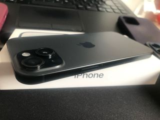 Vendo iPhone 15 de 256 gb con batería al 84%.