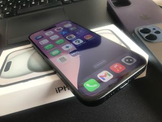 Vendo iPhone 15 de 256 gb con batería al 84%.