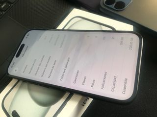 Vendo iPhone 15 de 256 gb con batería al 84%.