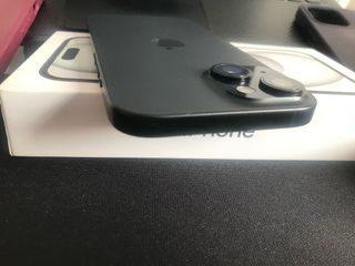 Vendo iPhone 15 de 256 gb con batería al 84%.