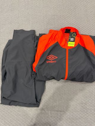 Chándal Umbro gris y naranja