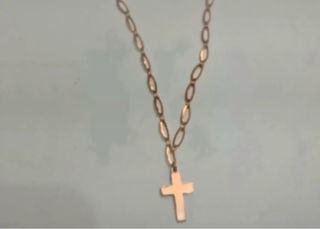 Cadena eslabones con cruz dorada