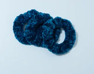 Elástico de cabelo azul fluffy crochê