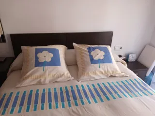 Habitación completa: Cama, mesa, cómoda y espejo