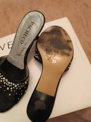 Zapatos de tacón PACHECO negros con pedrería