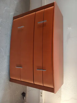 Cómoda de madera marrón