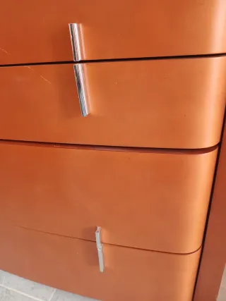 Cómoda de madera marrón