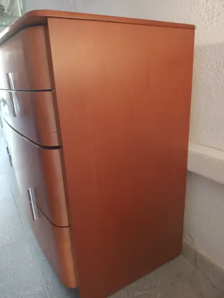 Cómoda de madera marrón