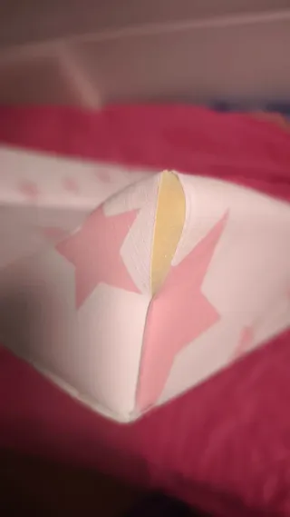 Cambiador de bebé con estrellas rosas