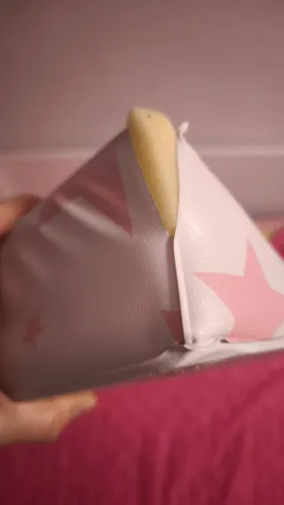 Cambiador de bebé con estrellas rosas