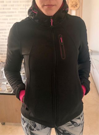 Chaqueta cortavientos negra y rosa Marca tenth