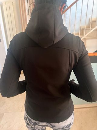 Chaqueta cortavientos negra y rosa Marca tenth