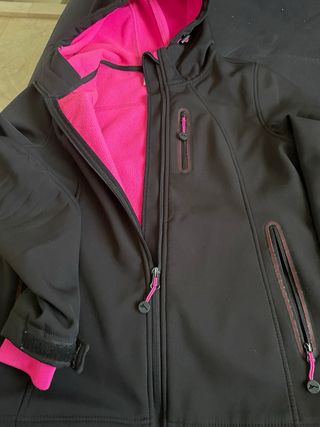 Chaqueta cortavientos negra y rosa Marca tenth