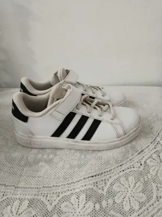 Zapatillas Adidas Blancas y Negras