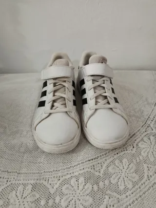 Zapatillas Adidas Blancas y Negras