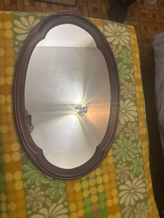 Espejo ovalado de madera