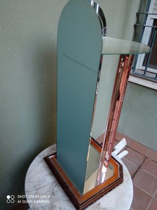 Vitrina de cristal y madera