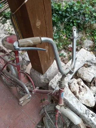 Bicicleta antigua pequeña para restaurar