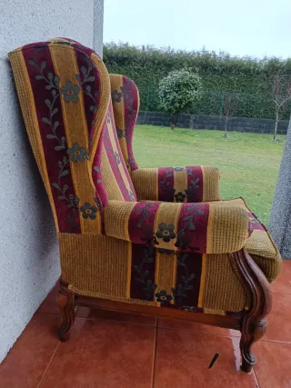 Due poltrone vintage in tessuto e legno