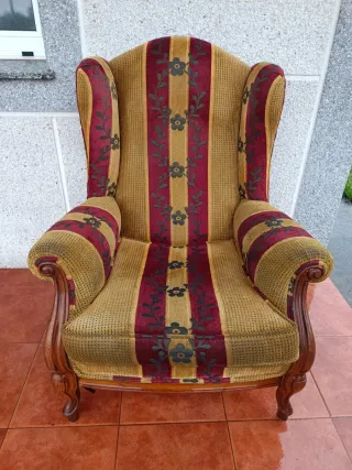 Due poltrone vintage in tessuto e legno