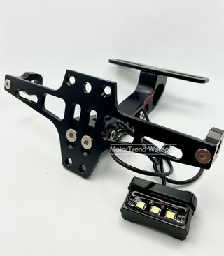 Portamatrículas corto universal con luz matrícula