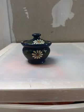 Joyero, vol de cerámica con flores y tapa