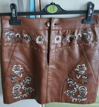 Falda polipiel marrón bordada