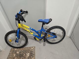 Bicicleta infantil azul y amarilla