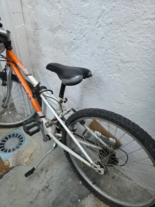 Bicicleta Montaña Naranja y Blanca marca Monty