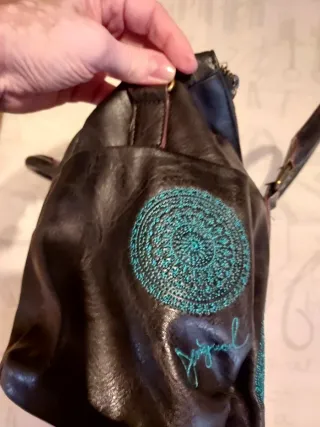 Bolso Desigual marrón oscuro con adornos