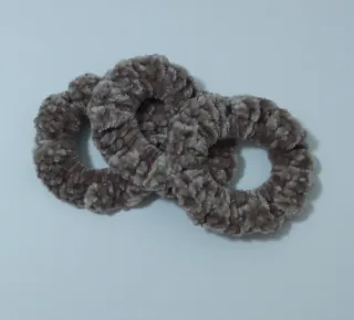 Elástico de cabelo cinza fluffy crochê