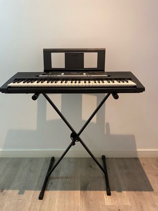 Tastier a Yamaha PSR E243 con gambe regolabili