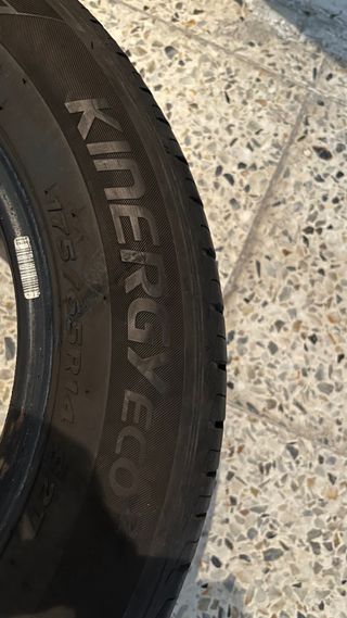 Neumático 175/65/R14 seminuevo
