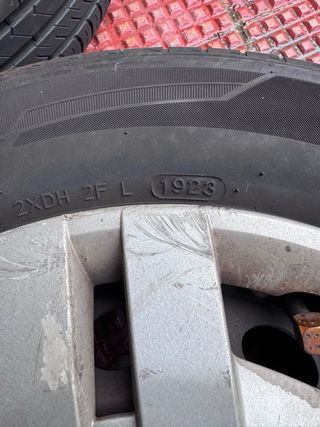 4 ruedas 195/65/15 con llanta acero (4 tornillos)