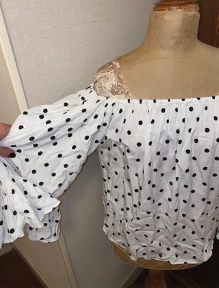 Blusa Uterqüe lunares escote bardot volantes