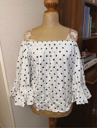 Blusa Uterqüe lunares escote bardot volantes