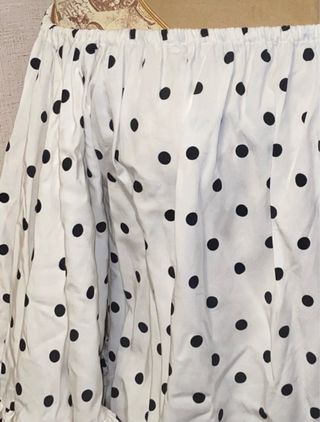 Blusa Uterqüe lunares escote bardot volantes