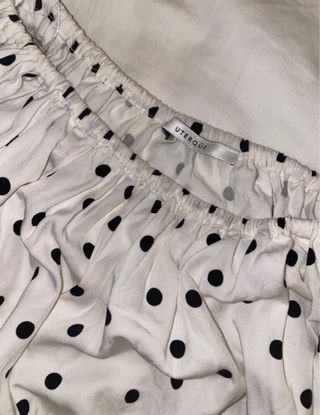 Blusa Uterqüe lunares escote bardot volantes