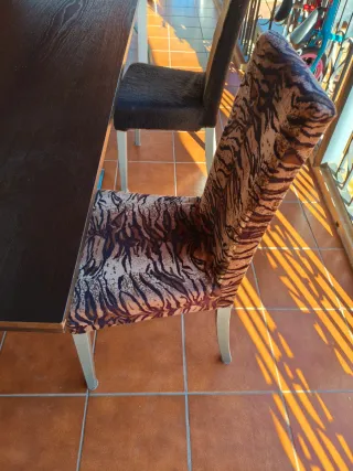 Mesa wengue y 4 sillas estampadas