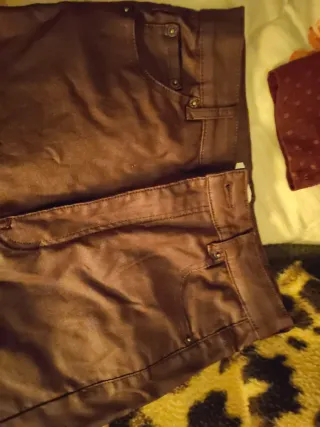 Pantalón polipiel granate