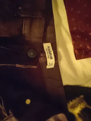 Pantalón polipiel granate