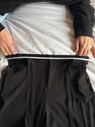 Pantalón negro estilo traje