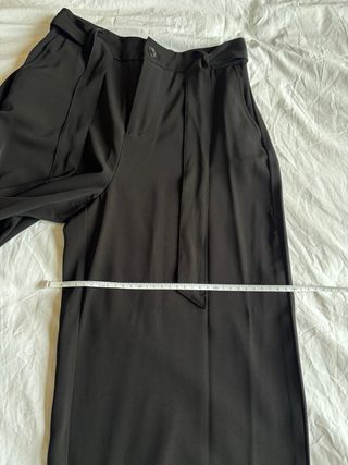 Pantalón negro estilo traje