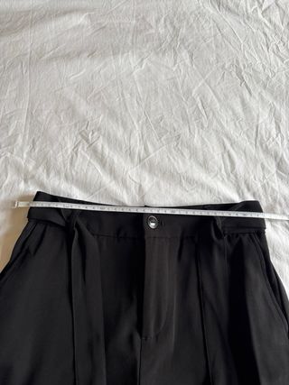 Pantalón negro estilo traje