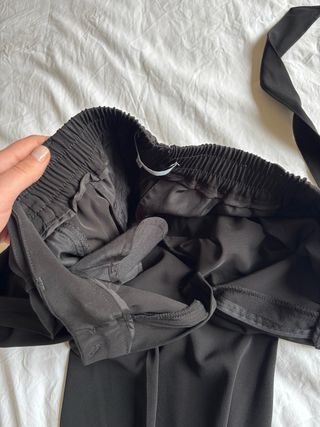 Pantalón negro estilo traje